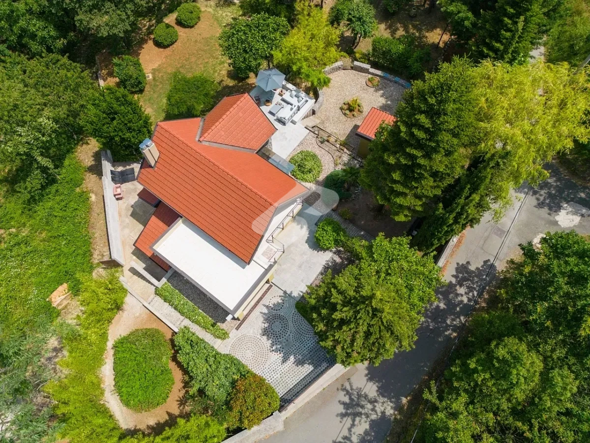 Čavle – Oasi di Privacy nel Bosco con Vista sulle Alpi di Grobnik, Ideale per Abitazione o Affitto