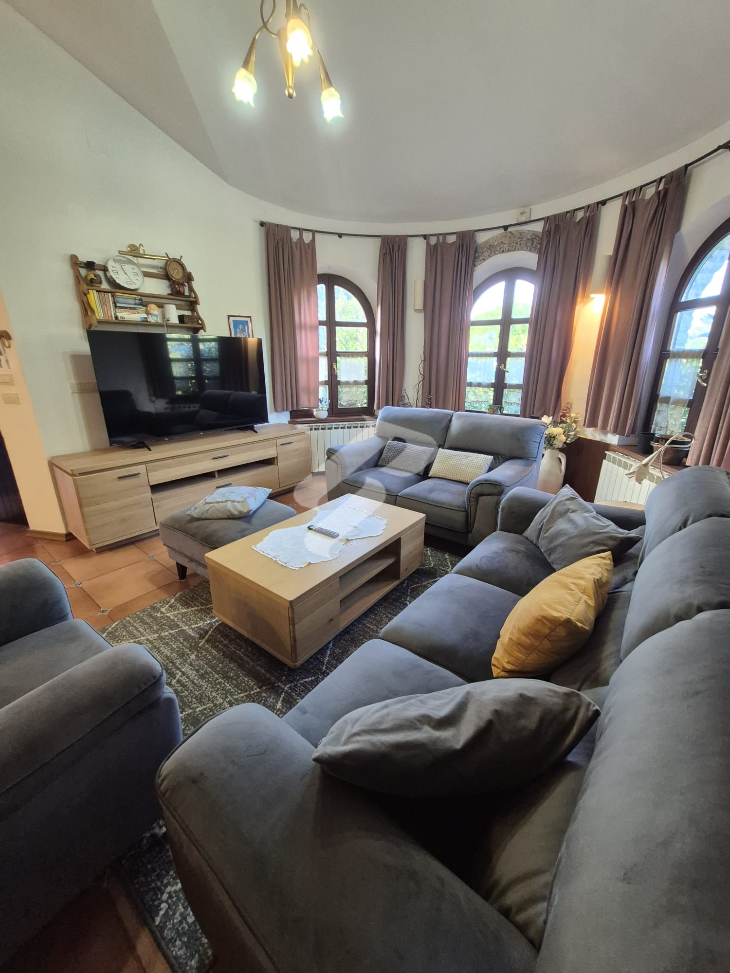 MARČANA, vila sa dva bazena i 2500m2 okućnice