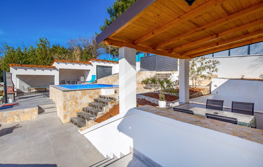 Kantrida - kuća s bazenom u blizini mora