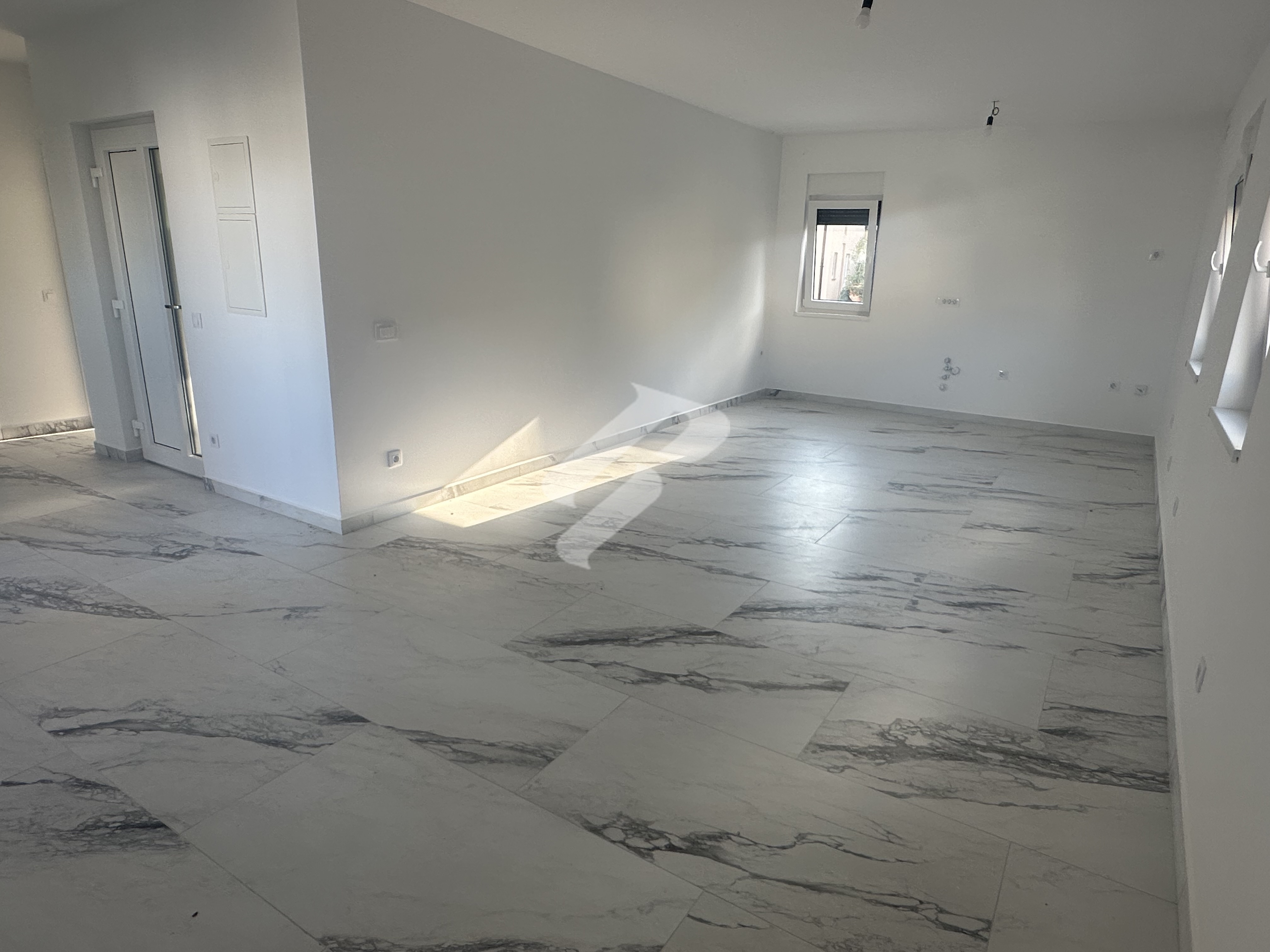 Udoban apartman s balkonom i parkirnim mjestom