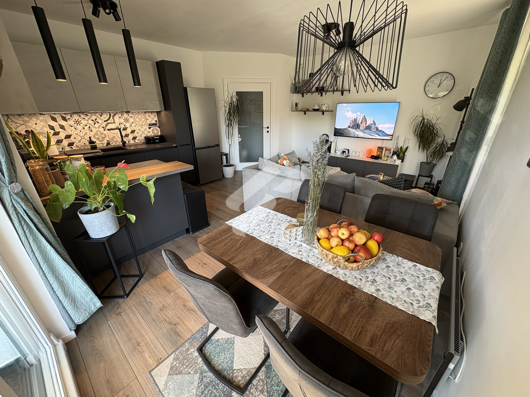 Kastav – Angenehm Und Modern Ausgestattete 2-Zimmer-Wohnung Mit Wohnzimmer, Balkon, Parkplatz Und Gartenfläche