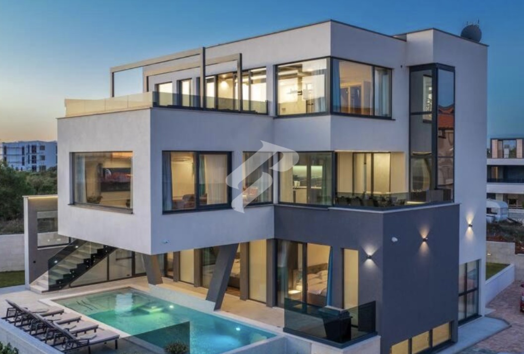 Medulin-Villa of Contemporary Elegance with a Panoramic Elevator and Wellness Area